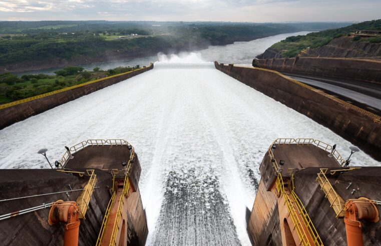 Abertura de vertedouro leva mais de duas mil pessoas para Itaipu, na manhã deste sábado