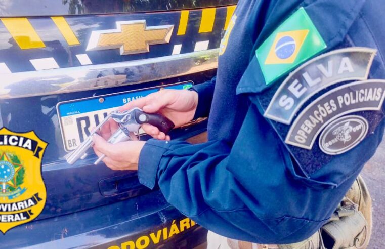 PRF prende homem por porte ilegal de arma de fogo que disse ter ganhado de presente no Paraguai