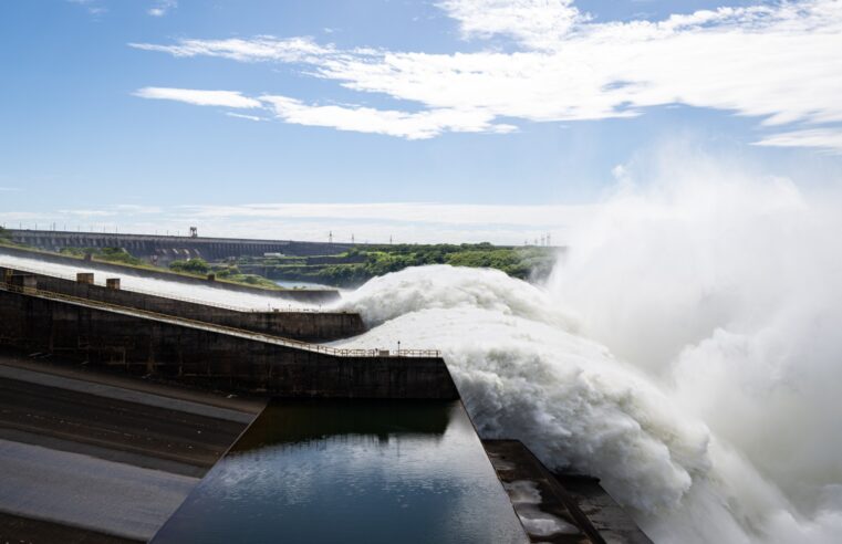 Após sete anos, usina de Itaipu abre duas calhas do vertedouro