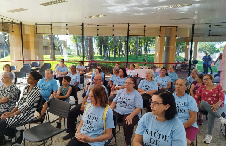 Mulheres do grupo Saúde de Ouro  paticipam de aula de Yoga e palestra sobre saúde coletiva