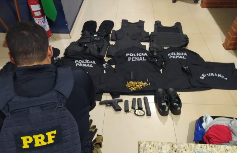 PRF apreende pistila, munições, colete e uniformes penais no Oeste do Paraná