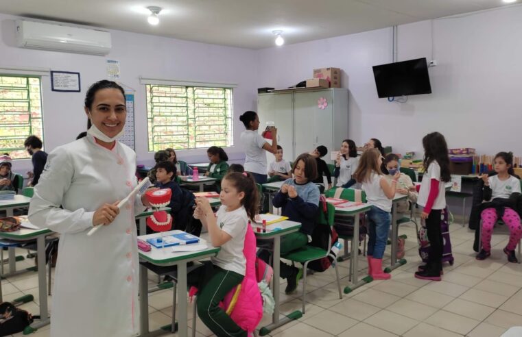 Estudantes das Escolas municipais aprender a usar flűor para prevenção de cáries