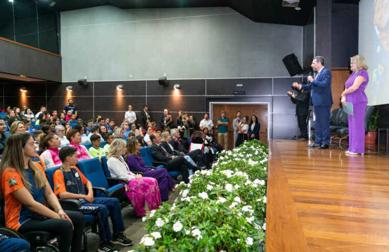 Janja Lula da Silva participa de evento com jovens  de projetos sociais  apoiados pela Itaipu