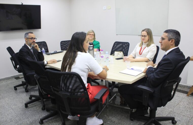 Voluntários #CafeOncoFoz visitam novo diretor-superintendente do HMCC