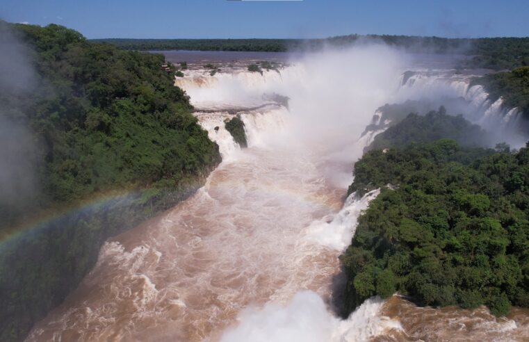 Macuco Safari interrompe temporariamente o passeio de barco devido ao aumento da vazão das Cataratas