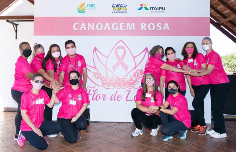 Equipe de paracanoagem Flor de Lótus, do Projeto Meninos do Lago, presta homenagem às vítimas de câncer de mama