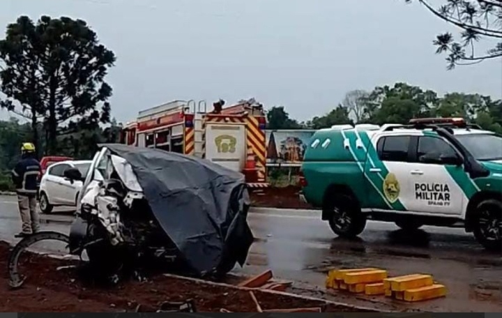 Acidente entre ônibus e carro deixa uma pessoa morta na Avenida das Cataratas