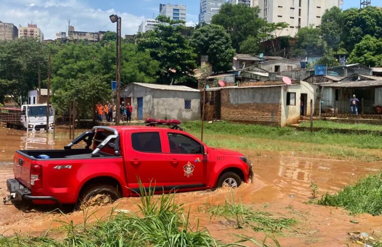 Chuvas intensas no Rio Iguaçu elevam rapidamente o nível do Rio Paraná, neste domingo (29)