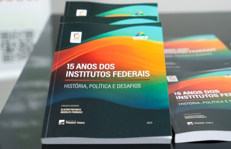 Livro sobre os 15 Anos dos Institutos Federais de Educação, Ciência e Tecnologia é lançado em Foz do Iguaçu