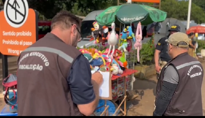 PRF, DNIT, PM, GM e Secretaria da Fazenda de Foz do Iguaçu realizam ação de fiscalização a ambulantes irregulares na região do Parque Nacional do Iguaçu