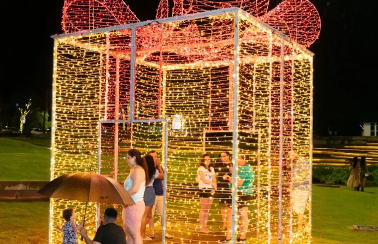 Famílias prestigiam início do Natal de Água e Luzes em Foz do Iguaçu, neste sábado