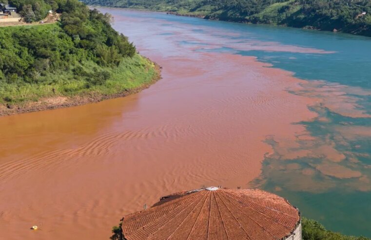 Contraste entre as tonalidades dos rios Iguaçu e Paraná chama a atenção