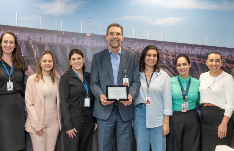 Mulheres do Hospital Costa Cavalcanti homenageiam diretor-geral brasileiro da Itaipu, Enio Verri