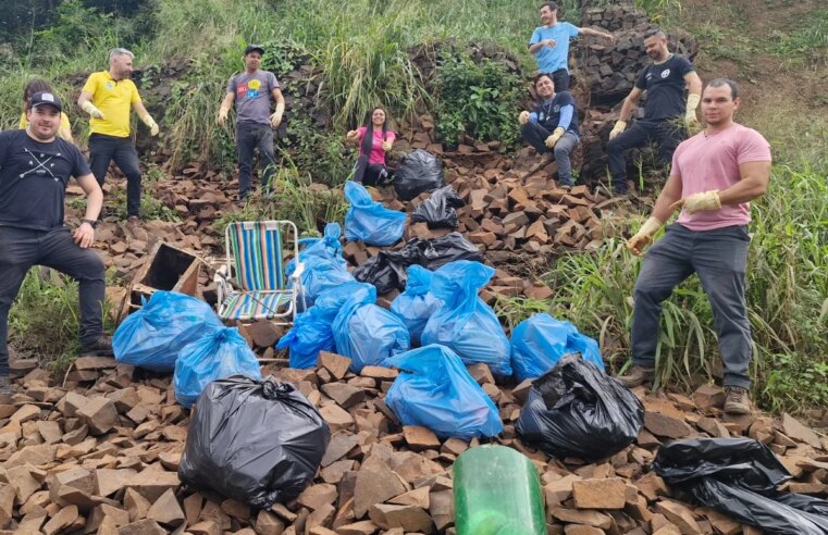 Voluntários retiram 500 quilos de lixo das encostas dos rios Iguaçu e Paraná