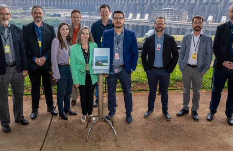 Itaipu realiza doação de livros sobre a construção da Usina para o CREA-PR