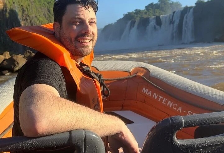 Celebridades brasileiras vivenciam emoção e adrenalina durante passeio de barco no Macuco Safari