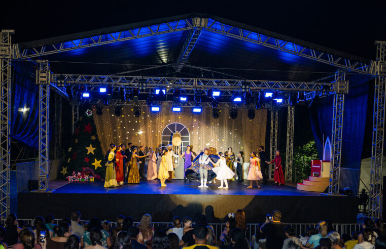 Abertura do Natal de Águas e Luzes em Foz teve espetáculo e acendimento de luzes