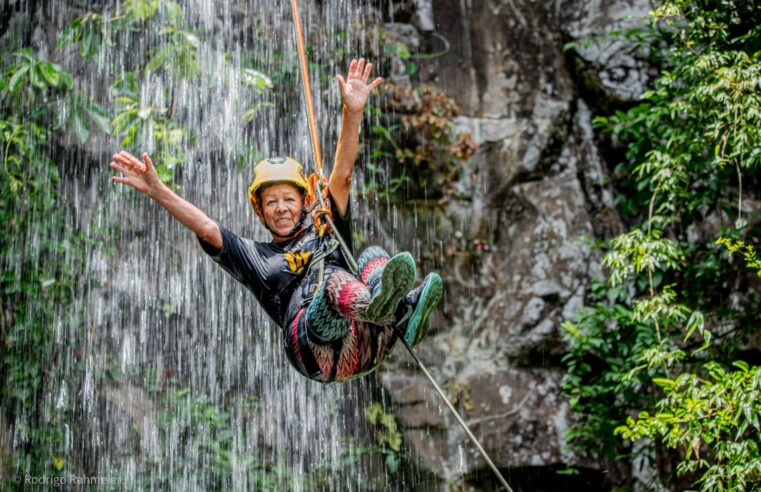 Guia de turismo de 81 anos vive aventura e adrenalina no Macuco Safari