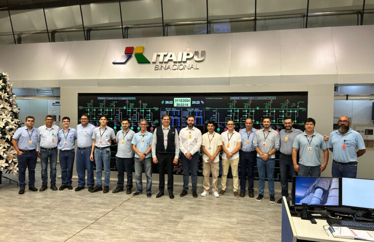 Na última noite do ano, empregados(as) em trabalho de turno na Itaipu recebem visita do diretor-geralDiretor-geral