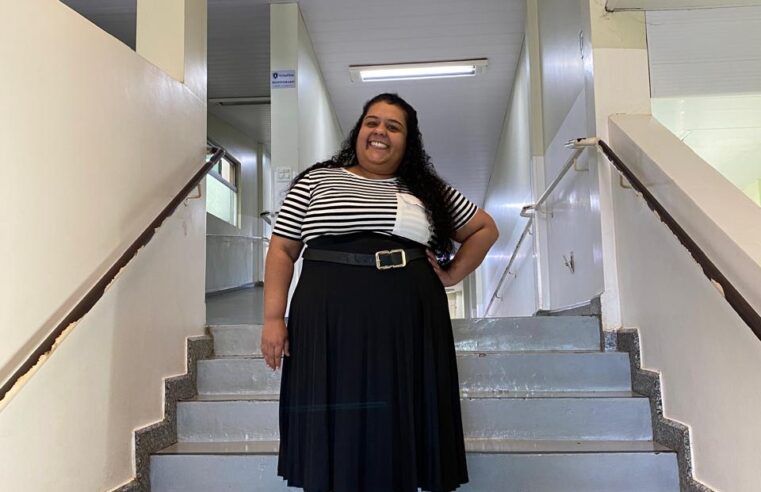 Hospital Municipal homenageia Dayane de Oliveira pelos 17 anos de dedicação