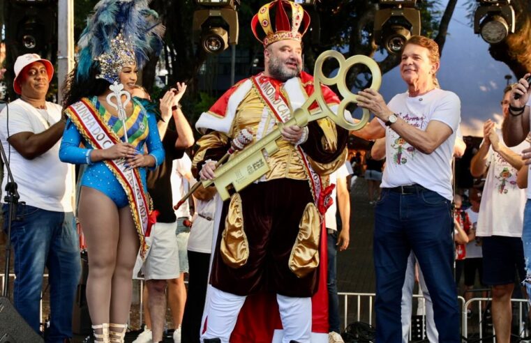 General Silva e Luna entrega chave ao Rei Momo e abre carnaval de Foz do Iguaçu