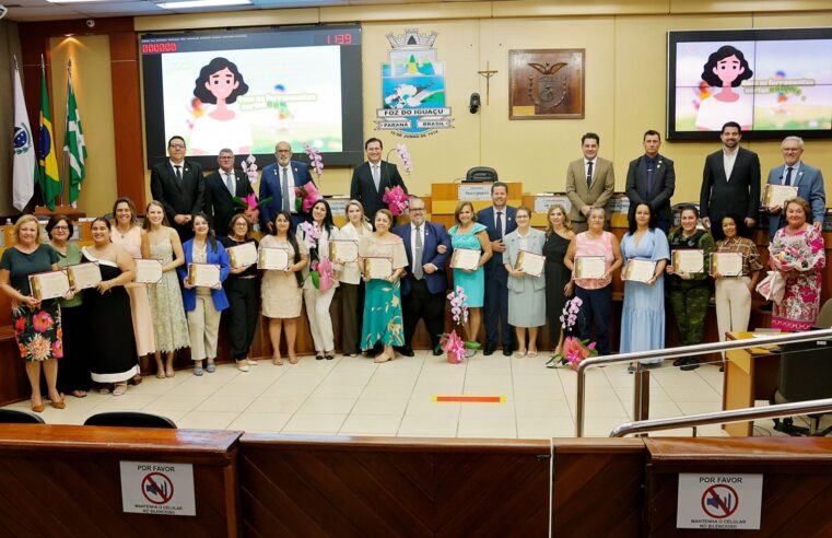 Solenidade da Câmara de Foz congratula 15 mulheres com Prêmio Mulher Destaque