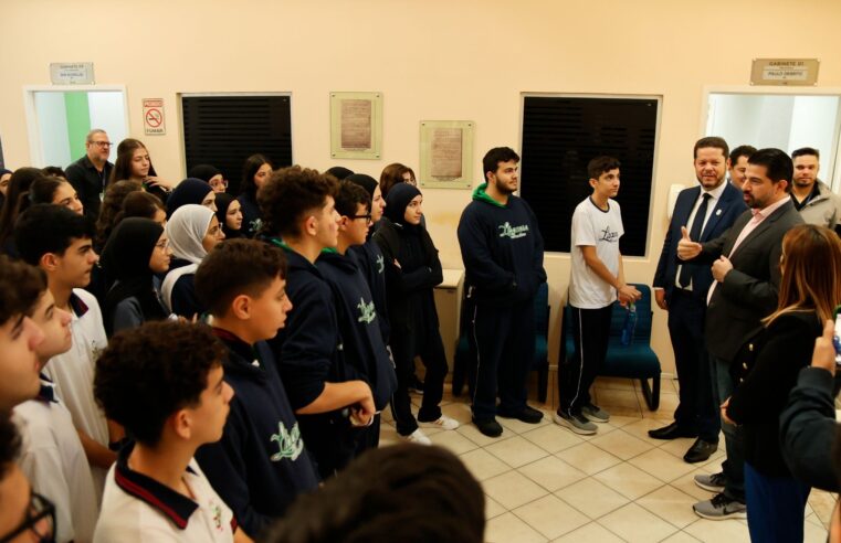 Estudantes da escola Libanesa Brasileira visitam a Câmara Municipal