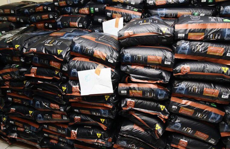 Prefeitura de Foz do Iguaçu inicia entrega de 25 toneladas de ração a protetoras de animais