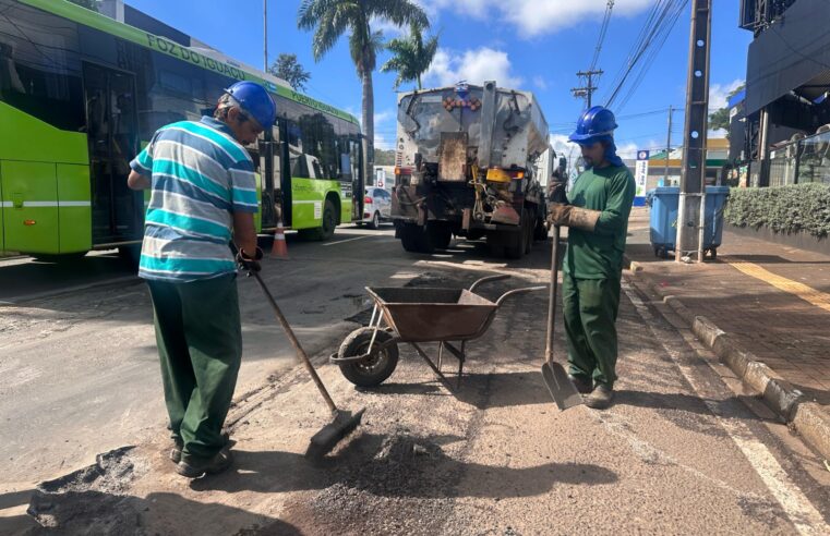 Secretaria de Obras pede que obstáculos não sejam retirados para não prejudicar reparos na Avenida das Cataratas