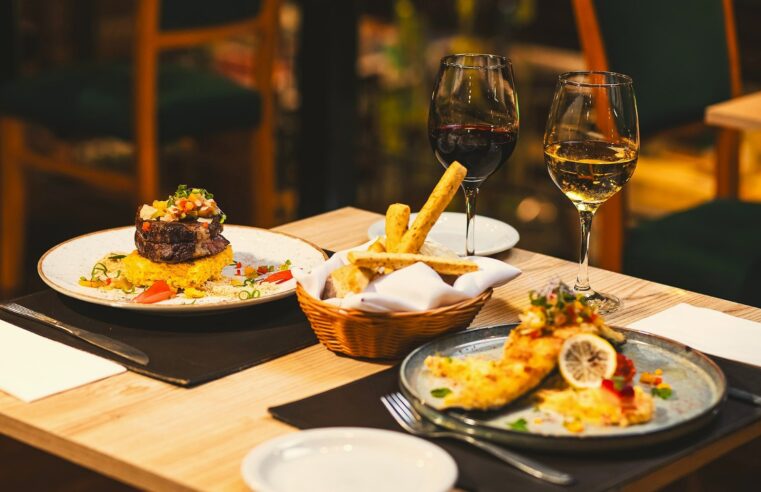 Quando as temperaturas caem, cresce o desejo por bons vinhos, sabores marcantes e experiências que aquecem o inverno