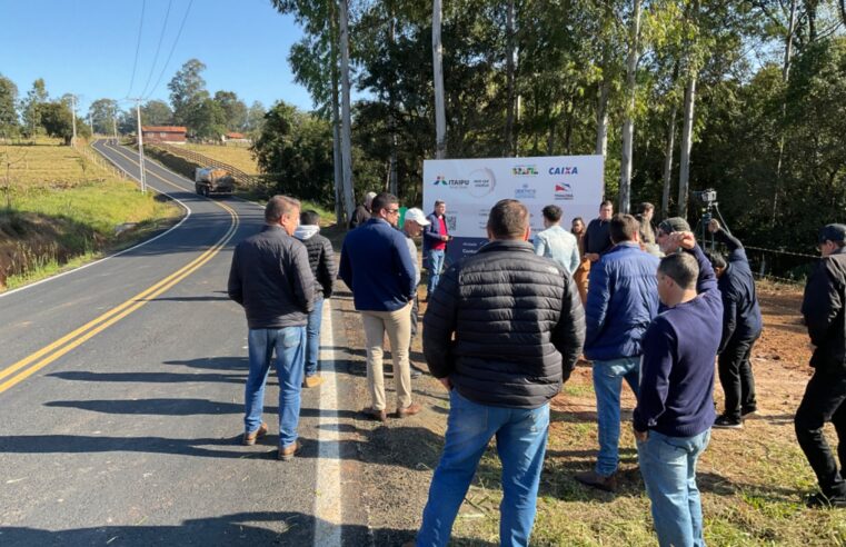 Itaipu entrega pavimentação de estrada rural em Tomazina