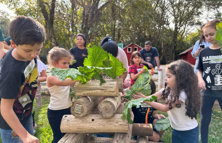 Crianças viram mini veterinários na Colônia de Férias do Eco Park Foz e as mães agradecem