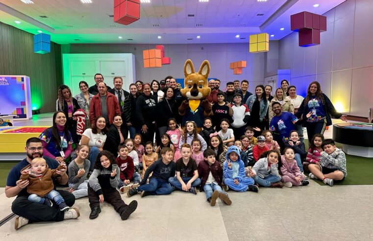 Ação de resort reuniu crianças e familiares para dia de diversão com brinquedos gigantes