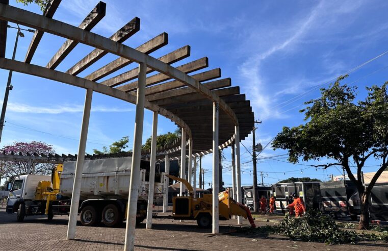 Prefeitura de Foz realiza ação de zeladoria e abordagem social na Praça da Bíblia