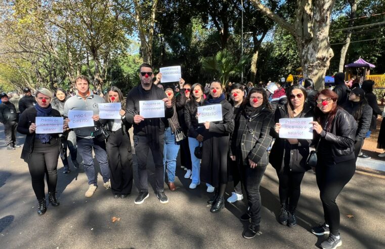 SINDICATO ENTRA NA JUSTIÇA CONTRA PREFEITURA PARA EXIGIR DEVOLUÇÃO DE 7 MIL LIVROS DE INGLÊS