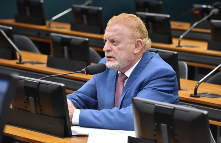 Vermelho defende fim de privilégios e igualdade de direitos entre autoridades e servidores