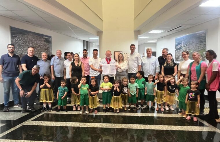 Deputado Vermelho assina ordem de serviço para construção do novo CMEI em Medianeira