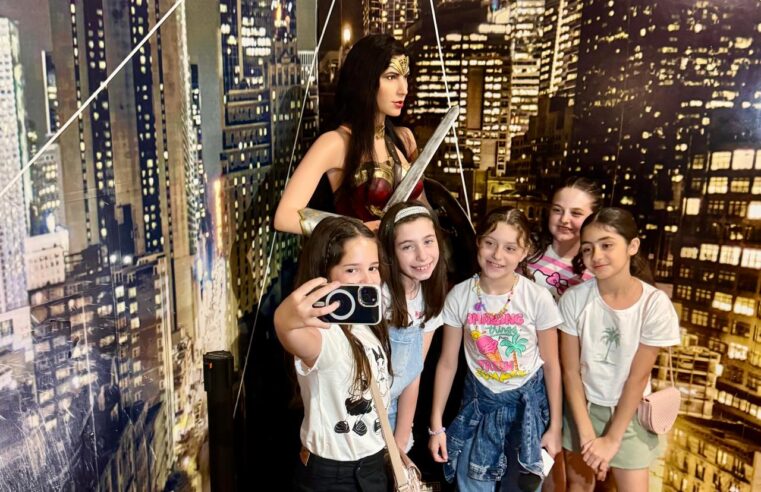 Outubro delas: Novos dinossauros, heróis e pinguins chegam no Dreams Park Show para encantar as crianças