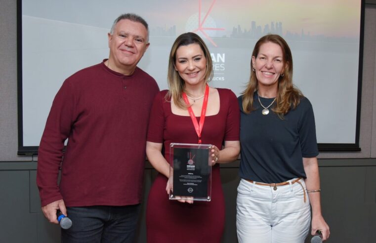 Jornalista de Foz Abilene Rodrigues recebe reconhecimento da montadora Nissan