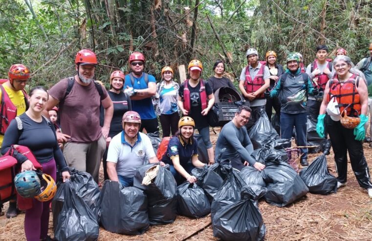 Mutirão recolhe 800 quilos de lixo no Rio Carimã em homenagem a São Francisco de Assis