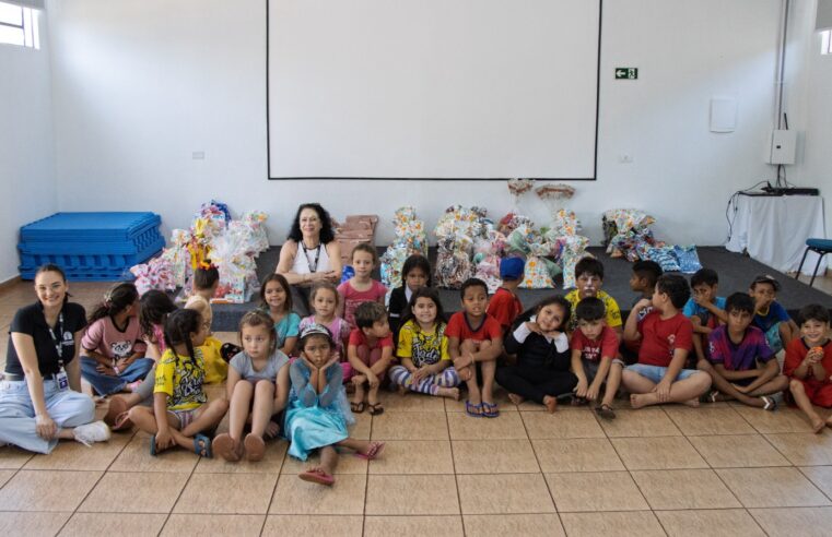 Colaboradores do Complexo Dreams entregam brinquedos e doces às crianças da AFA