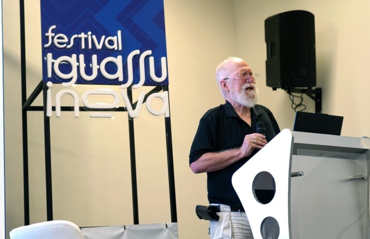 Vocês podem fazer isso. Tenho fé em vocês!” Jon ‘Maddog’ inspira estudantes na abertura do Latinoware 2025, durante o Festival Iguassu Inova