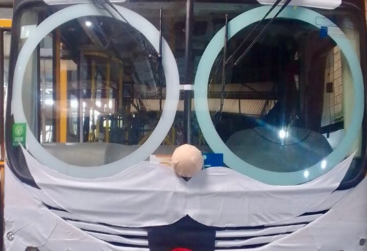 Ônibus da VISAC ganha visual de Papai Noel e volta a circular para encantar moradores e turistas em Foz