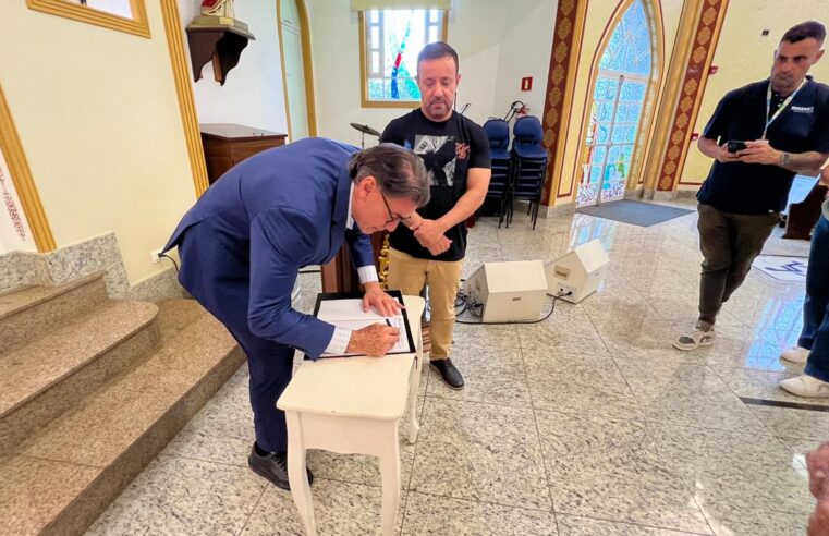 Paranhos inaugura livro de visitas da matriz e anuncia calendário de turismo religioso para Foz do Iguaçu