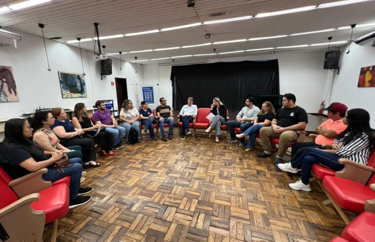 PROFESSORES PROTESTAM CONTRA REDUÇÃO DE AULAS DE PORTUGUÊS, GEOGRAFIA E CIÊNCIAS