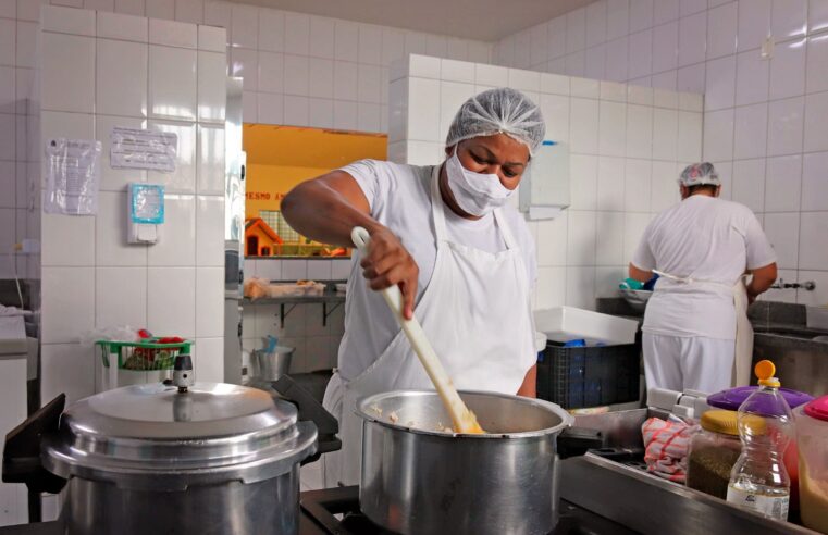 Câmara de Foz vota projeto que permite progressão salarial para merendeiras