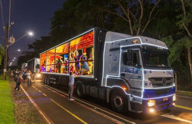 Desfile de Natal leva magia e encanto às ruas de Foz do Iguaçu nesta sexta (19) e sábado (20