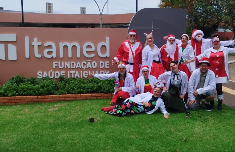Cia do Riso realiza visita de Natal e distribui 700 lembrancinhas em hospitais de Foz do Iguaçu