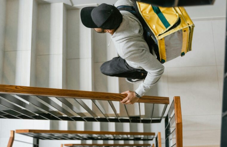 Projeto de lei proíbe condomínios de obrigarem entrada de entregadores