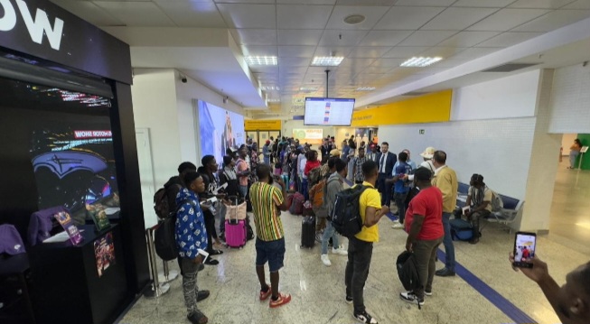 Voo com 52 haitianos desembarca em Foz do Iguaçu e todos os passageiros seguem para outras 15 cidades brasileiras